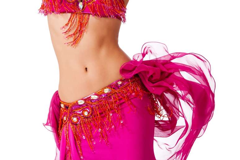 <p><strong>Dan&ccedil;a do Ventre</strong><br />A&nbsp;dan&ccedil;a &eacute; praticada originalmente no Oriente M&eacute;dio e na &Aacute;sia. Os movimentos seguem a m&uacute;sica e t&ecirc;m a sinuosidade semelhante a de uma serpente. A modalidade se espalhou pelo mundo, ganhando o car&aacute;ter sensual devido ao seu movimento, roupas e adere&ccedil;os. A dan&ccedil;a do ventre junta a beleza com a sensualidade, pontua o core&oacute;grafo.</p>