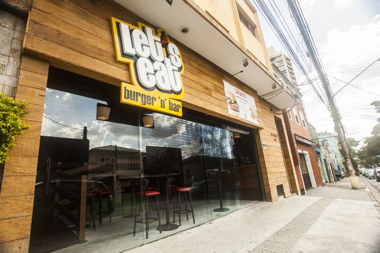 De volta ao Brasil, abriu a Lets Eat na cidade de Itu (SP)