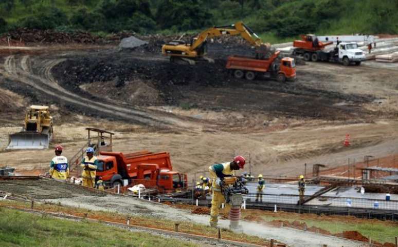 <p>Os investimentos públicos frearam no início deste ano, causando uma queda nas despesas no Tesouro Nacional com obras de infraestrutura e nas compras de equipamentos</p>