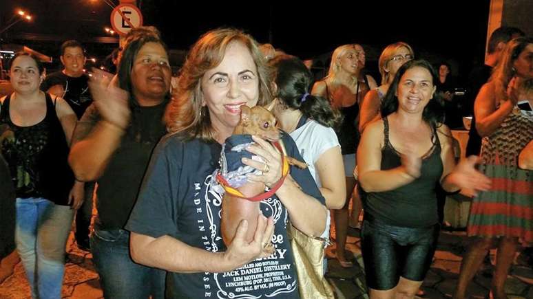 Com seus cães, manifestantes criticaram a atitude da comerciante