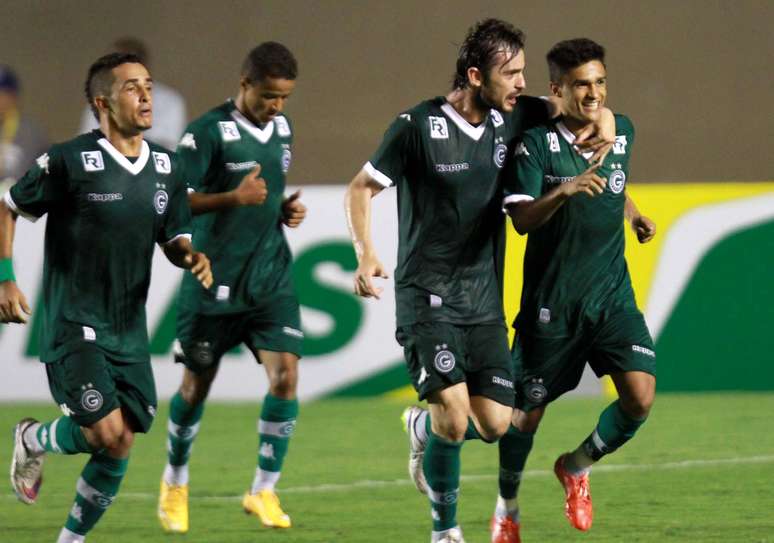 Goiás comemora gol e vaga na segunda fase da Copa do Brasil
