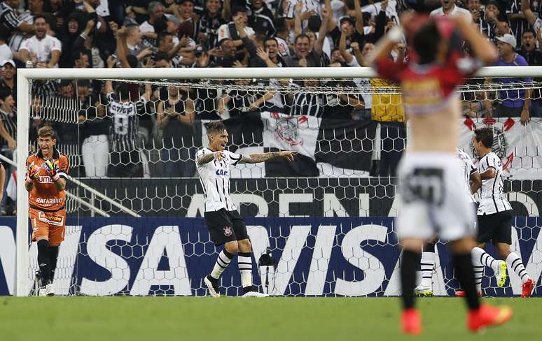 Guerrero comemora segundo gol do Corinthians na partida