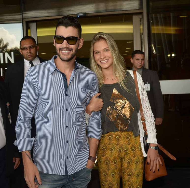 Gusttavo deixou o hospital com a namorada Andressa Suita