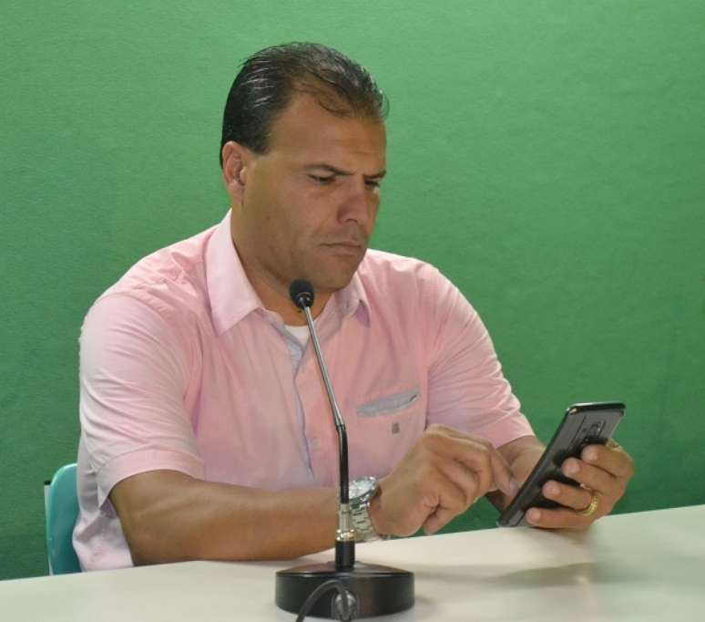Harlei Menezes trabalha para contratar novo treinador para o Goiás