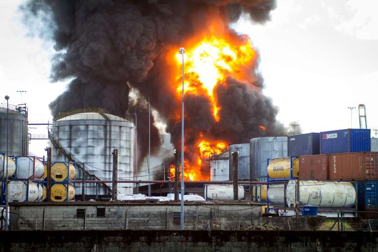 Incêndio de grandes proporções atinge tanques de combustível da empresa Ultracargo, na área industrial do bairro Alemoa, em Santos (SP)