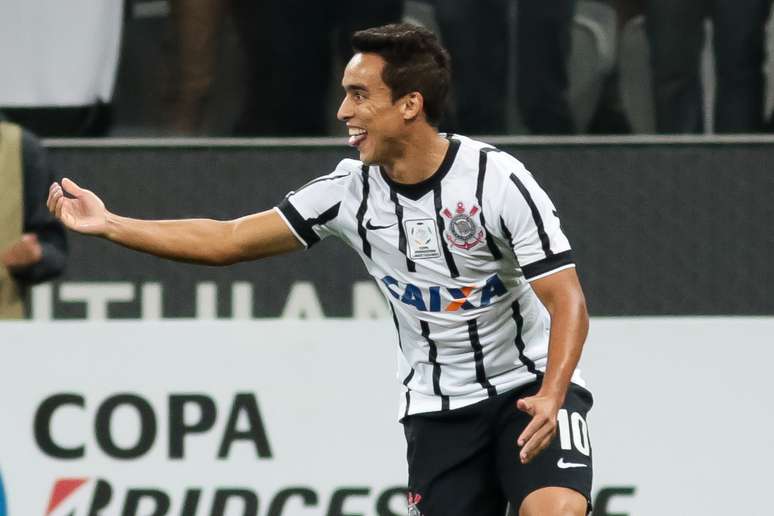 <p>Com um gol e uma assistência, Jadson foi um destaques do Corinthians na Arena</p>