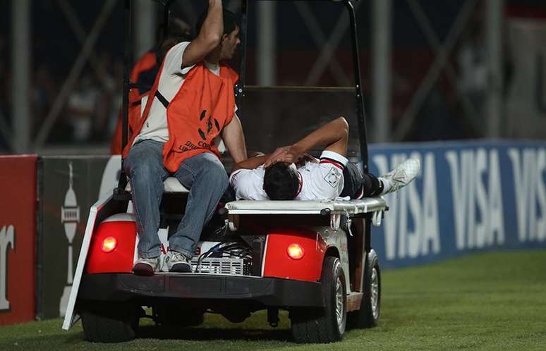 <p>Allan Kardec sai&nbsp;lesionado no jogo contra o San Lorenzo</p>