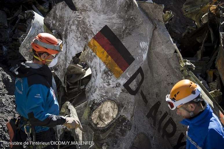 <p>Equipes de resgate vasculham destroços de avião da Germanwings que caiu nos Alpes franceses</p>