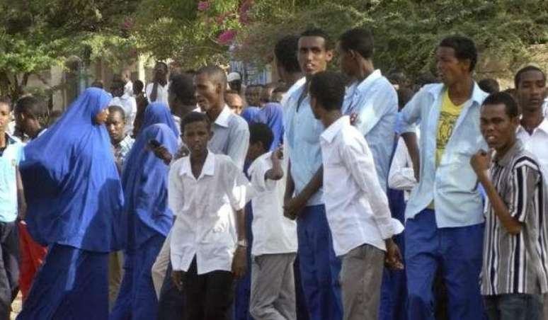 Alunos no Quênia foram feitos reféns por rebeldes somalis e ao menos 15 foram mortos