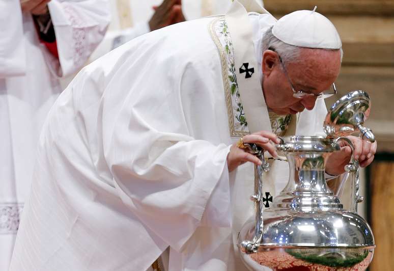 Papa celebra missa em semana de Páscoa e sopra em óleo abençoado na Basília de São Pedro
