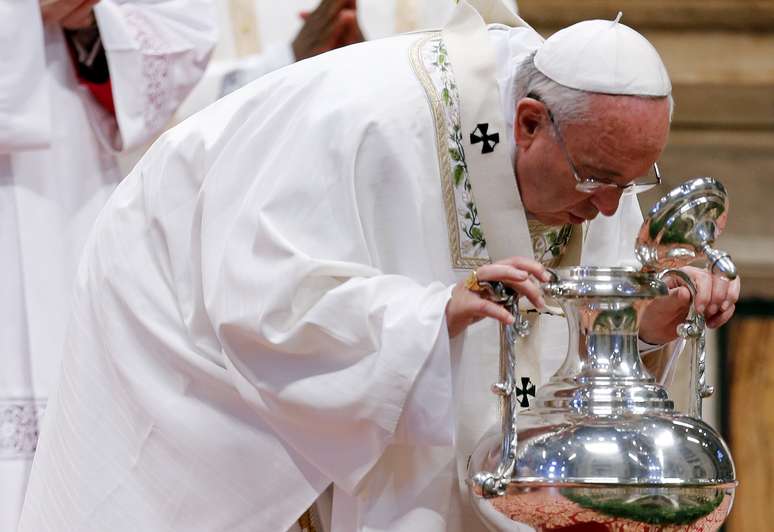 <p>A pedido do papa Francisco, a Esmolaria Apostólica criou uma barbearia que funciona uma vez por semana na Praça São Pedro</p>