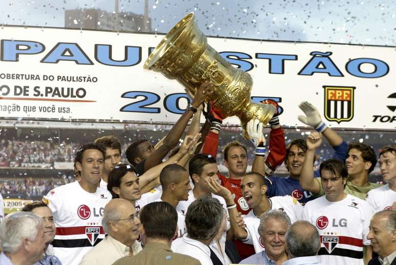 Rogério Ceni levanta a taça do Campeonato Paulista de 2005, o último título estadual do time tricolor