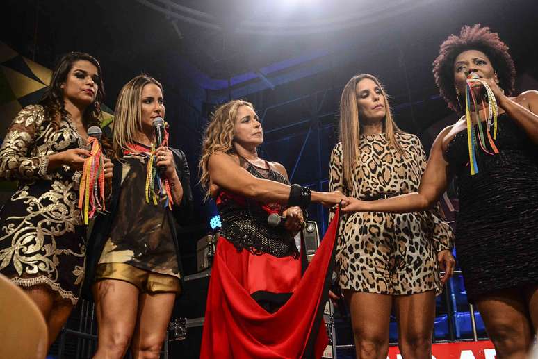 Mari Antunes, Claudia Leitte, Daniela Mercury, Ivete Sangalo e Margareth Menezes no intervalo das músicas