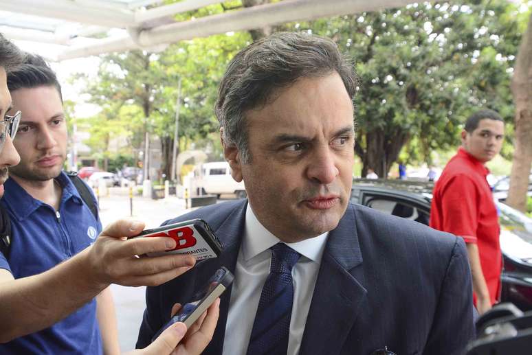 Aécio Neves esteve no local para prestar solidariedade a Alckmin