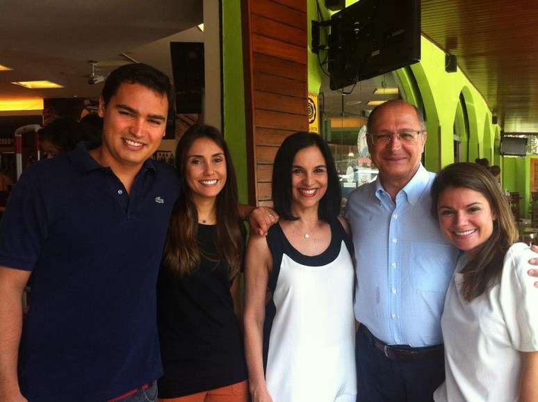 Thomaz Alckmin e o pai, Geraldo, junto da família