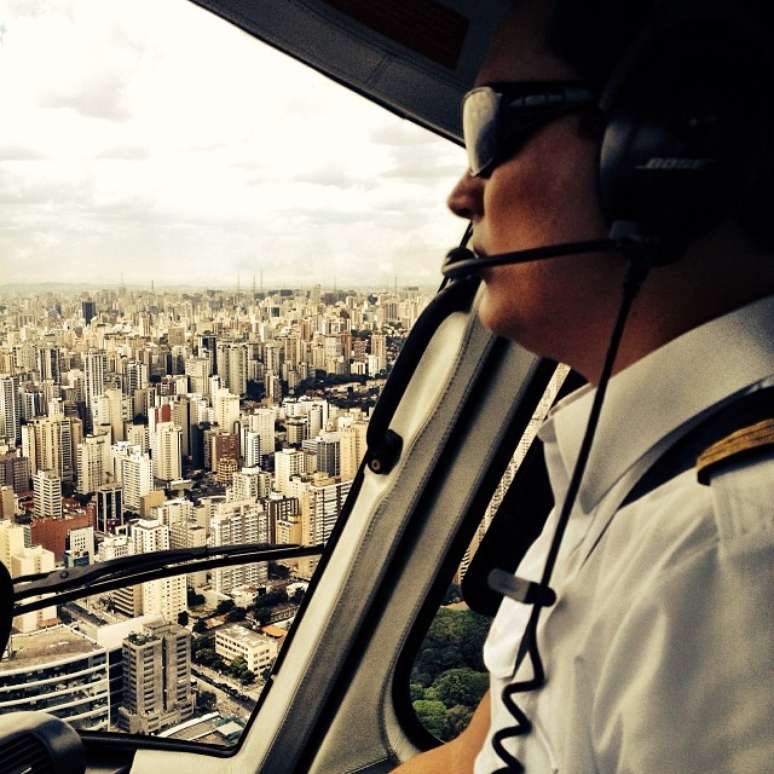 Foto postada no Instagram de Thais Fantato, esposa de Thomaz Alckmin, mostra o filho do governador de São Paulo pilotando uma aeronave