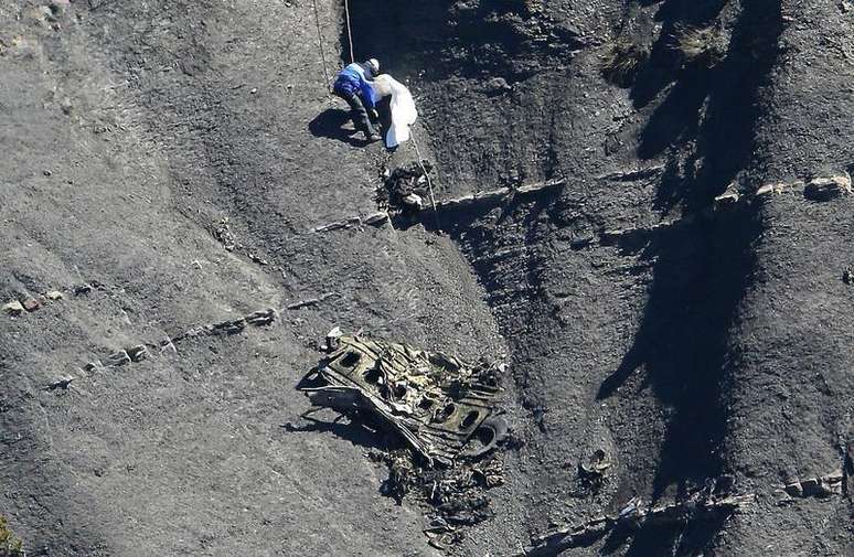 Destroços do avião da Germanwings perto de local do acidente, nos Alpes franceses