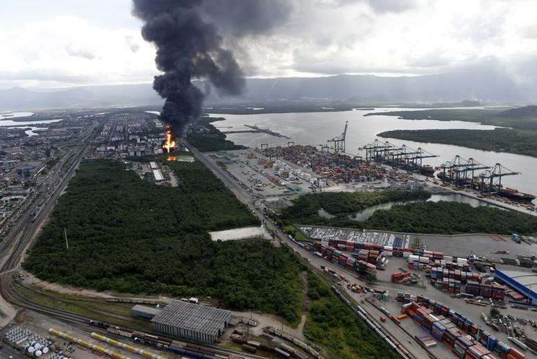 Vista aérea da coluna de fumaça em incêndio em tanques de combustíveis da Ultracargo em Santos 2/04/2015.