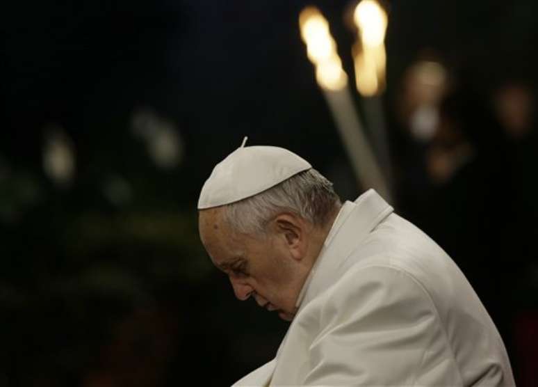 <p>O papa Francisco fez um apelo nesta segunda-feira e pediu que o mundo reaja às perseguições e aos assassinatos de cristãos</p>
