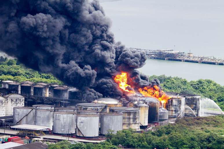 <p>Incêndio no terminal da Ultracargo segue pelo 8º dia seguido</p>