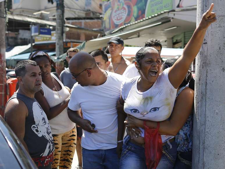 <p>Além da violência e dos abusos cotidianos, partes das comunidades convivem também com falta de energia elétrica e de telefone</p>