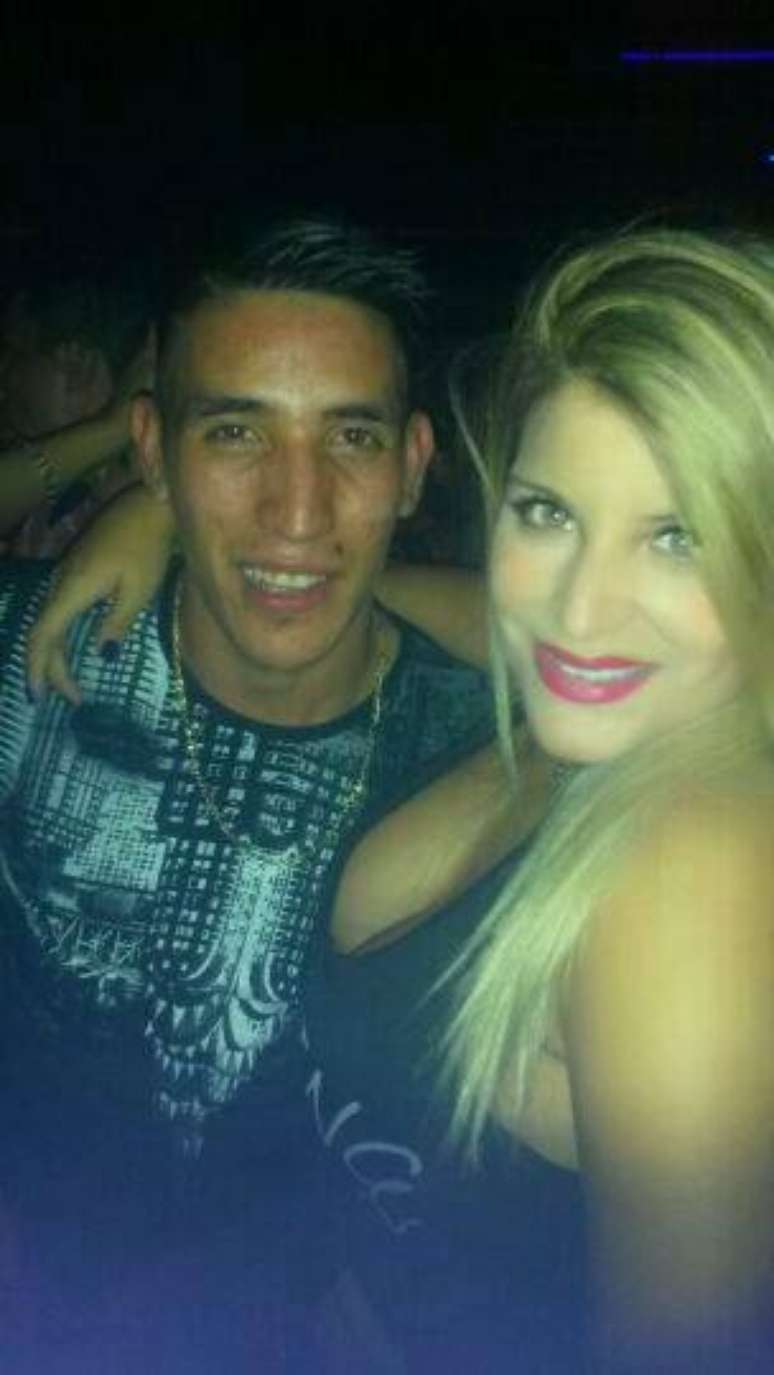 <p>Argentino foi flagrado em balada com uma bela loira</p>