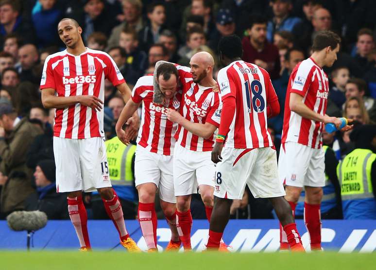 Charlie Adam vibra com golaço marcado sobre Courtois no Stamford Bridge