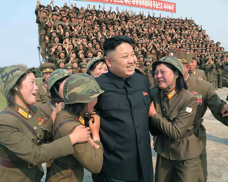 <p>Kim Jong-un é ovacionado por militares norte-coreanos</p>