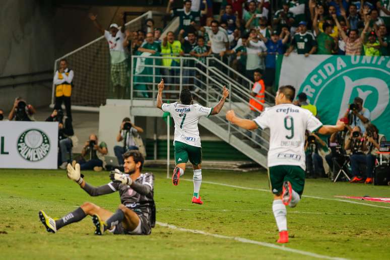 Visualmente, Allianz Parque ainda apresenta tufos soltos e pontos amarelados