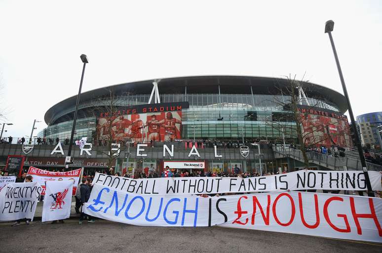 Torcedores de Arsenal e Liverpool se juntaram em protesto para pedir ingressos mais baratos