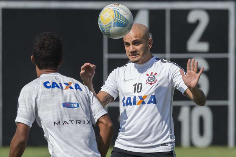 Fábio Santos sofreu lesão no joelho