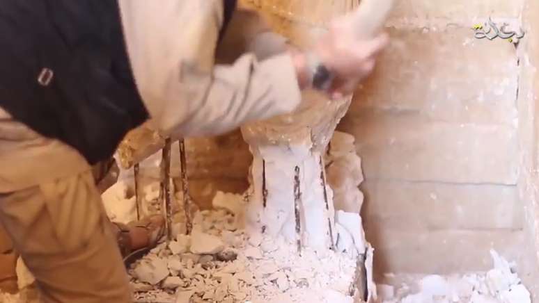 Grupo jihadista Estado Isl&acirc;mico (EI) destr&oacute;i est&aacute;tuas na cidade iraquiana de Hatra