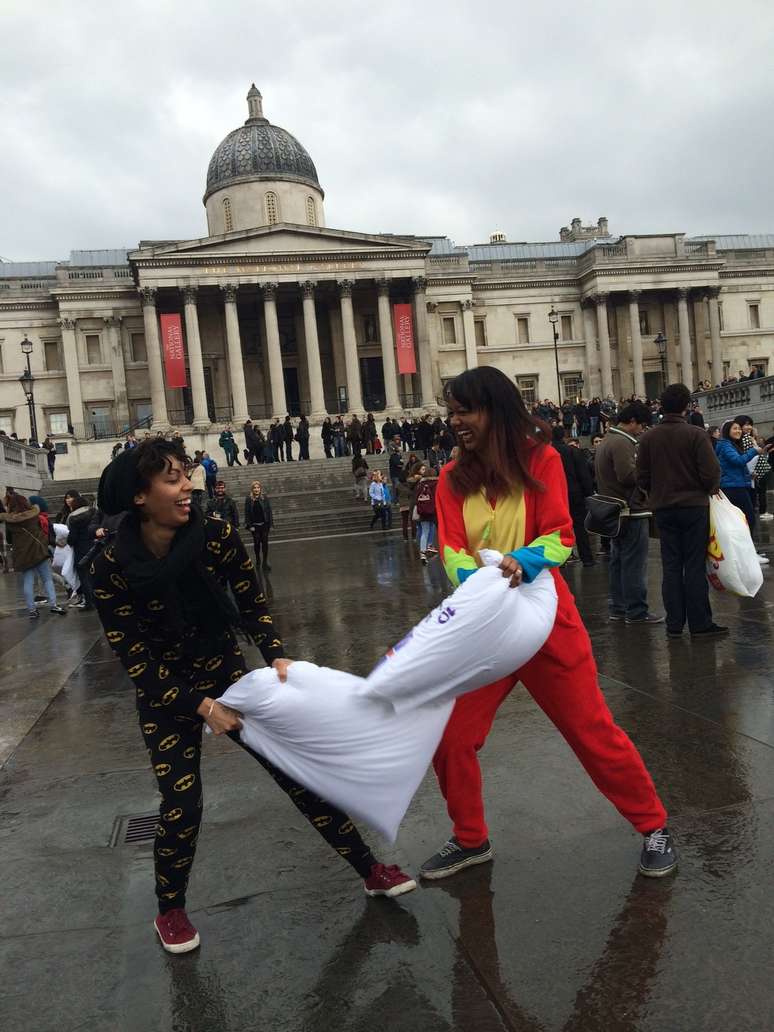 <p>As amigas Delphine Brunetiere e Aurelie Lejoyeuk participaram pela primeira vez do Dia Internacional da Guerra de Travesseiros em Londres </p>