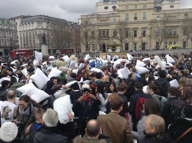 <p>Centenas de pessoas participaram do Dia Internacional da Guerra de Travesseiros em Londres</p>