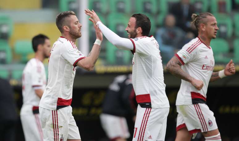 Jogadores do Milan comemoram gol de Ménez