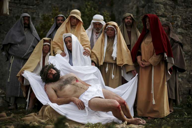 <p>Encenação da morte de Cristo em Portugal acontece neste sábado de Páscoa</p>