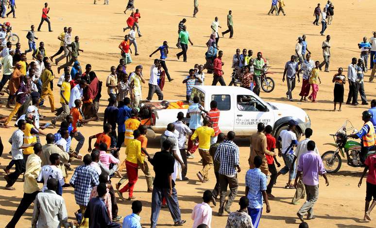 Corpos de supostos responsáveis pelo ataque a Universidade Garissa são conduzidos em um veículo, em meio à população, neste sábado, 4 de abril 