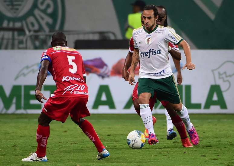 Valdivia teve participação discreta em seu retorno ao Palmeiras no Allianz Parque