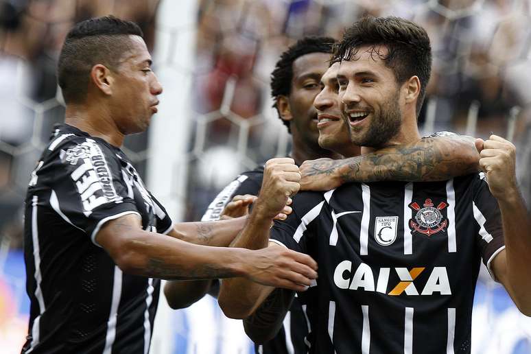 Felipe abriu o placar para o Corinthians com gol de cabeça no primeiro tempo em Itaquera