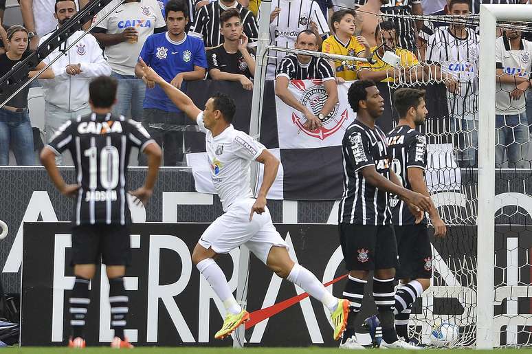 <p>Ricardo Oliveira fez o gol de empate do Santos no clássico</p>