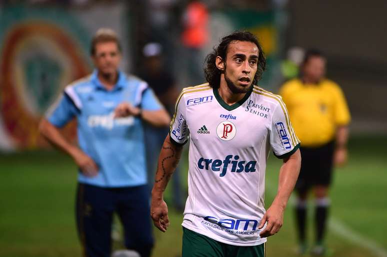 <p>Valdivia tem pressionado a diretoria do Palmeiras para renovar</p>