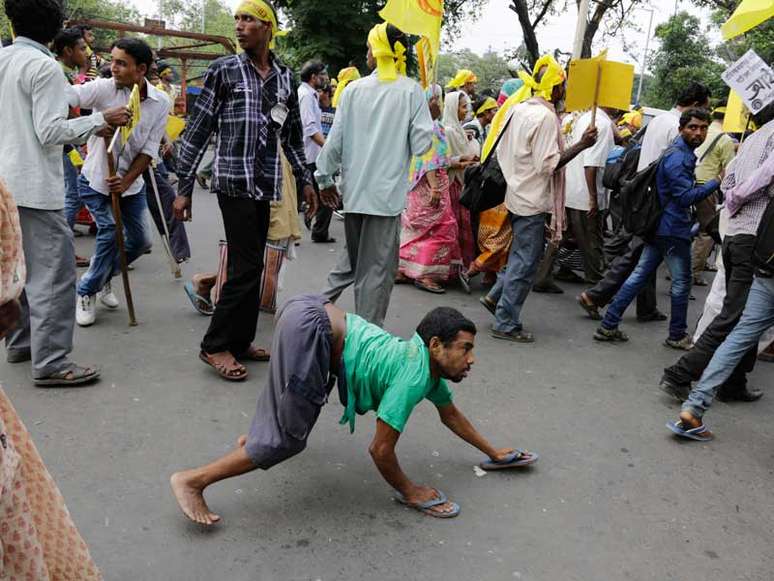 <p>Homem portador de deficiência física se une a manifestantes em Kolkata, na Índia, para exigir do medidas do governo</p>