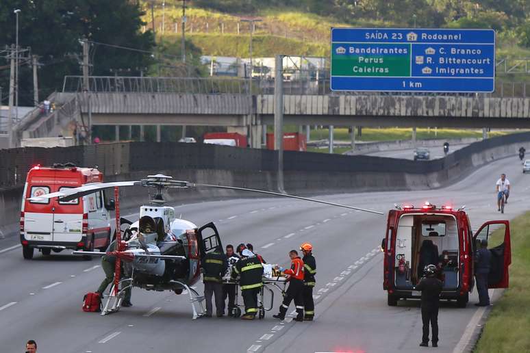 Helicóptero Águia posou na pista da rodovia para fazer o resgate de vítimas