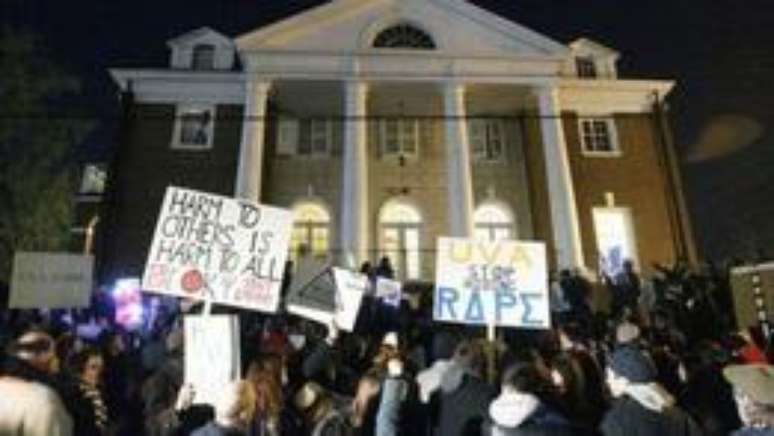 Manifestação em frente a república Phi Kappa Psi (foto: AP)