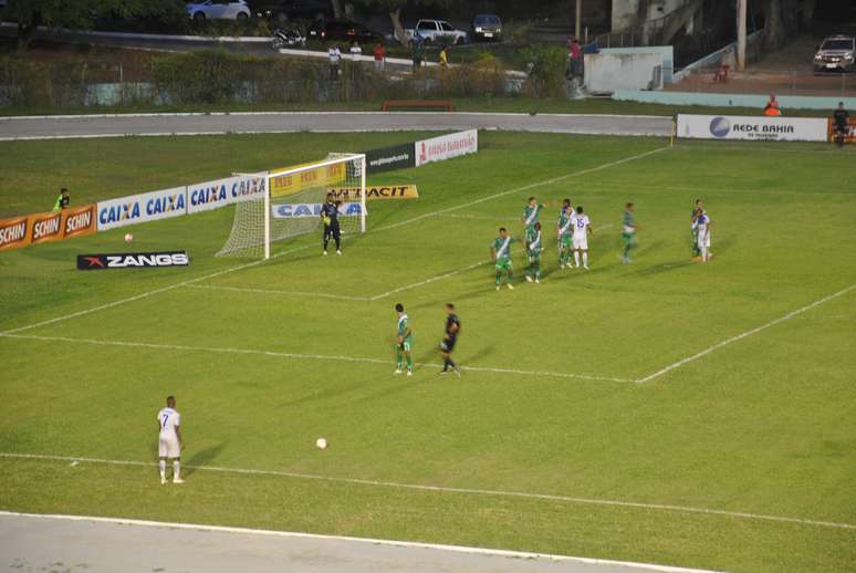 <p>Com a vit&oacute;ria por 3 a 0, o Vit&oacute;ria da Conquista abre vantagem na semifinal do Baiano</p>