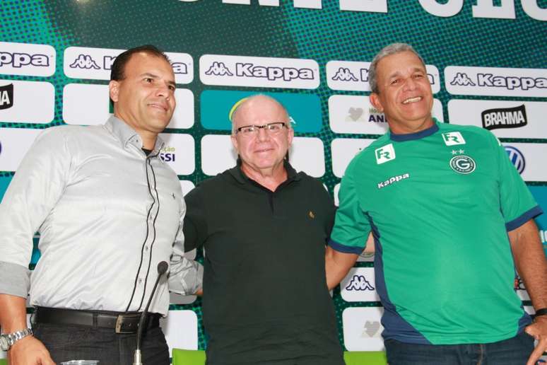 Harlei Menezes (esq.), Sérgio Rassi e Hélio dos Anjos (dir.) na apresentação do novo treinador