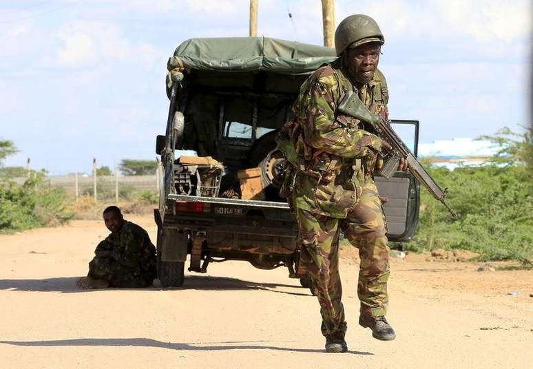 Soldado queniano perto de Garissa. 02/04/2015