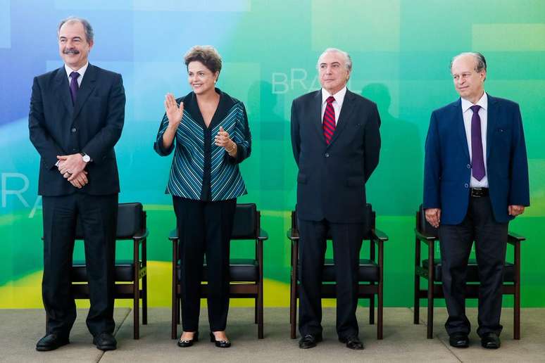 <p>A presidenta ao lado de Aloizio Mercadante, Michel Temer e Renato Janine Ribeiro</p>
