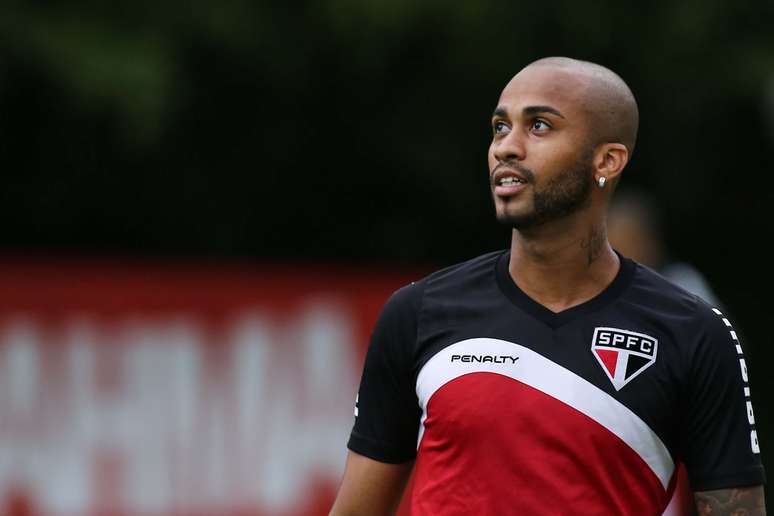 Wesley se destaca em treino e deve ser titular no clássico com o Santos