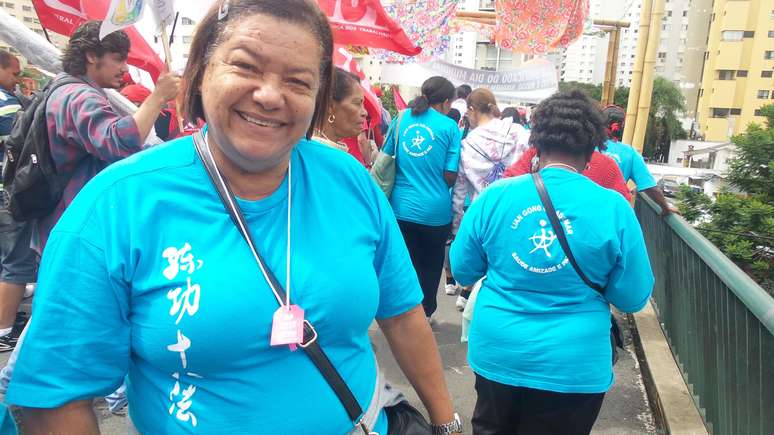 A pensionista Maria Auxiliadora da Silva participa de um grupo de terceira idade da zona leste e foi chamada ao protesto